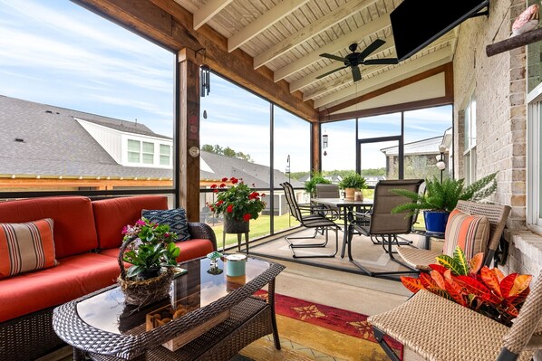 Living area - Charming 3-BDR townhome, end-unit w/ pool access (Auburn)