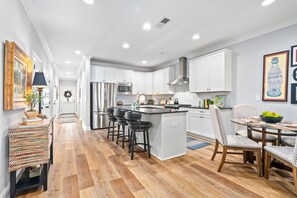 Dining - Charming 3-BDR townhome, end-unit w/ pool access (Auburn)