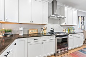 Private kitchen - Charming 3-BDR townhome, end-unit w/ pool access (Auburn)