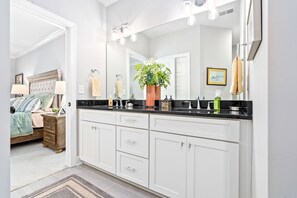 Internet, bed sheets - Charming 3-BDR townhome, end-unit w/ pool access (Auburn)