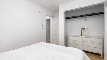 2 habitaciones, escritorio, tabla de planchar con plancha y wifi