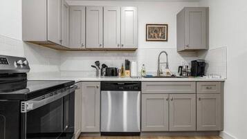 Køleskab, mikrobølgeovn, ovn, kogeplade