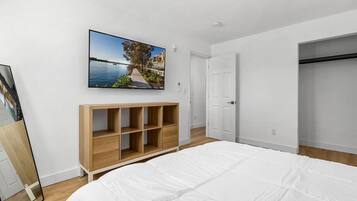 Escritorio, tabla de planchar con plancha, wifi y ropa de cama