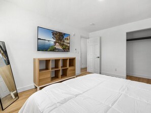 Escritorio, tabla de planchar con plancha, wifi y ropa de cama