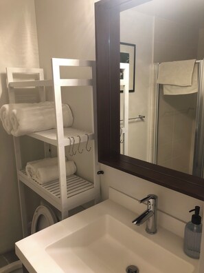 Dusj, hårføner, håndklær og såpe