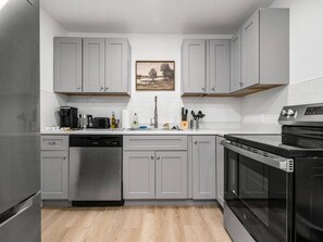 Køleskab, mikrobølgeovn, ovn, kogeplade