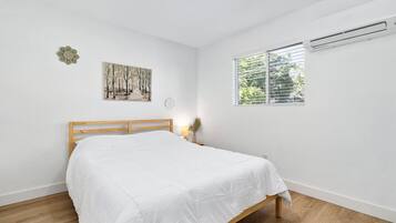 2 habitaciones, escritorio, tabla de planchar con plancha y wifi