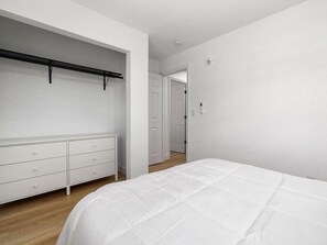 2 bedrooms, desk, iron/ironing board, WiFi - Designer Loft in Pueblo – Central Modern Comfort (Pueblo)