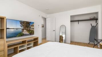 2 bedrooms, desk, iron/ironing board, WiFi