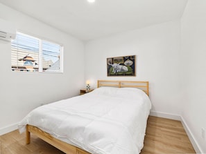 2 bedrooms, desk, iron/ironing board, WiFi