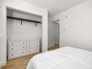 Skrivebord, strygejern/strygebræt, Wi-Fi, sengetøj