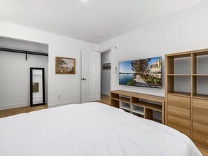 2 habitaciones, escritorio, tabla de planchar con plancha y wifi 