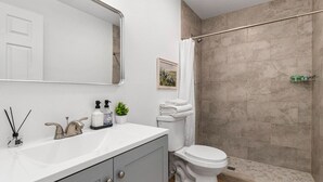 Shower, hair dryer, towels - NEW ! Stylish Loft in DT Pueblo – Sleeps up to 6 (Pueblo)