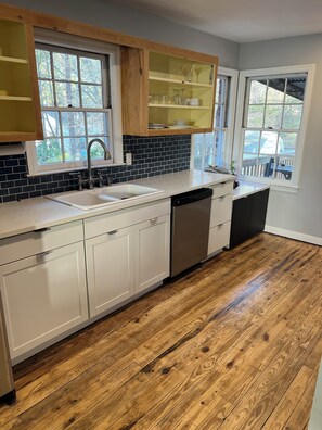 Mikrobølgeovn, ovn, kokeplater og oppvaskmaskin