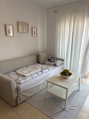 Smart TV, DVD player, books - Modern Apartment with Large Flower Terrace & Pool – Chayofa, Tenerife (Chayofa)