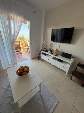 Smart-tv, dvd-spelare och böcker