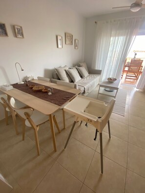Smart TV, DVD player, books - Modern Apartment with Large Flower Terrace & Pool – Chayofa, Tenerife (Chayofa)