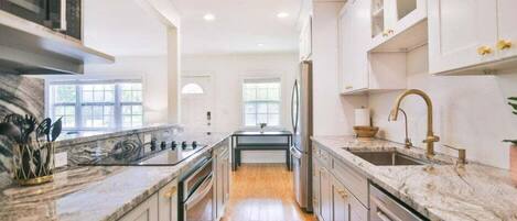 Réfrigérateur, four à micro-ondes, un four, surface de cuisson