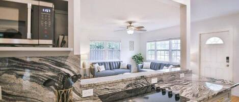 Kylskåp, mikrovågsugn, ugn och spishäll