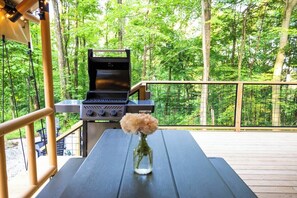 Outdoor dining - Willow Tent | Outdoor Shower + Fresh Eggs (Millersburg)