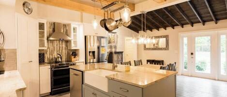 冷蔵庫、電子レンジ、オーブン、コンロ