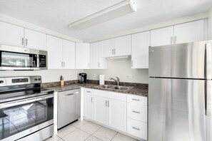 Een koelkast, een magnetron, een oven, een kookplaat