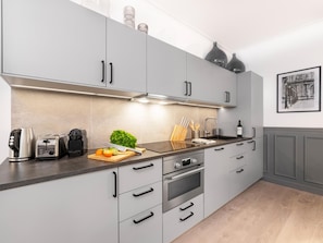 Réfrigérateur, four à micro-ondes, un four, surface de cuisson