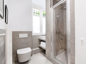 Shower, hair dryer, towels, soap - LivinParis | Luxury AC 4 Bedrooms Auteuil Eiffel I (Paris)