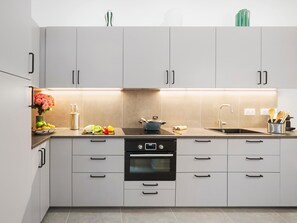 Jääkaappi, mikroaaltouuni, uuni, liesi