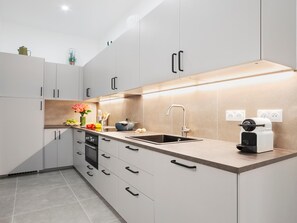 Frigorifero, microonde, forno, piano cottura