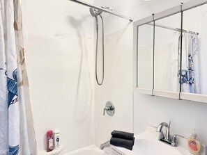 ヘアドライヤー、タオル、石鹸、シャンプー