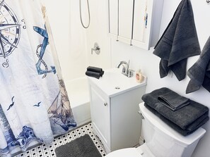 Hårtork, handdukar, tvål och schampo