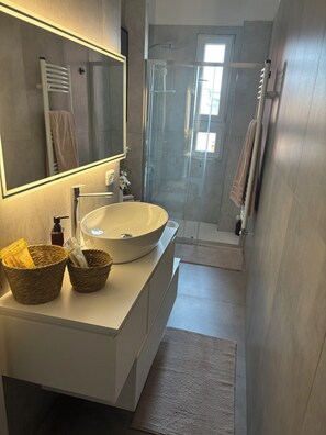 Douche, séchoir à cheveux, bidet, serviettes fournies