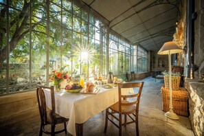 Free daily buffet breakfast - Château de Campuget (Manduel)