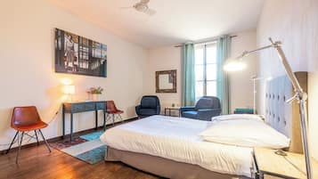 La Chambre Bleue | Iron/ironing board, free WiFi