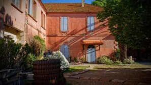 المنشأة من الخارج