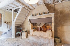 La Petite Maison du Jardinier | Living area - Château de Campuget (Manduel)