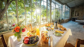 Café da manhã com buffet grátis todos os dias