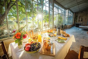 Free daily buffet breakfast - Château de Campuget (Manduel)