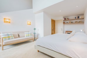 Le Studio de l'Orangerie | Iron/ironing board, free WiFi