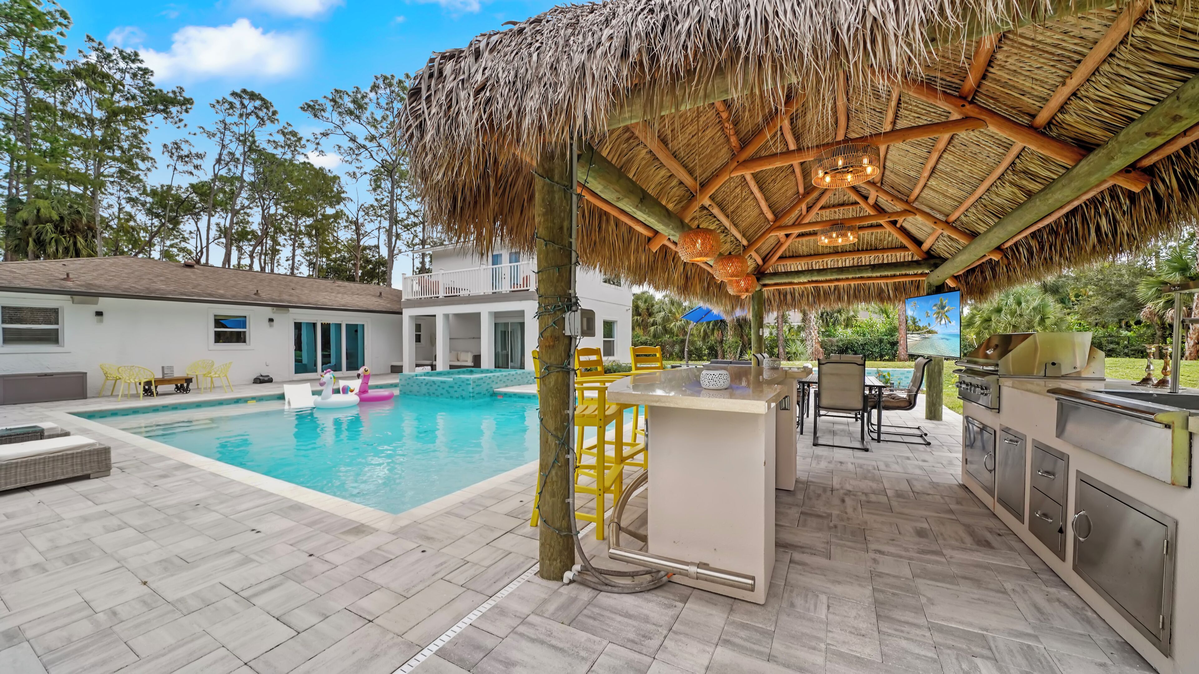 Utendørsbasseng og et oppvarmet basseng