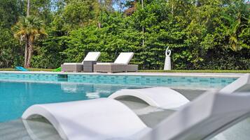 Utendørsbasseng og et oppvarmet basseng