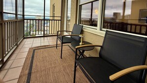 A balcony with a view of the city, a black sofa, and a small table. - Downtown Gem, Sunset & City Views, fully renovated (Atlanta)
