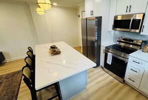 Mikrobølgeovn, ovn, kokeplater og oppvaskmaskin