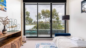 2 bedrooms, desk, free WiFi, bed sheets - Riverside Retreat by Waters Edge (Maribyrnong)