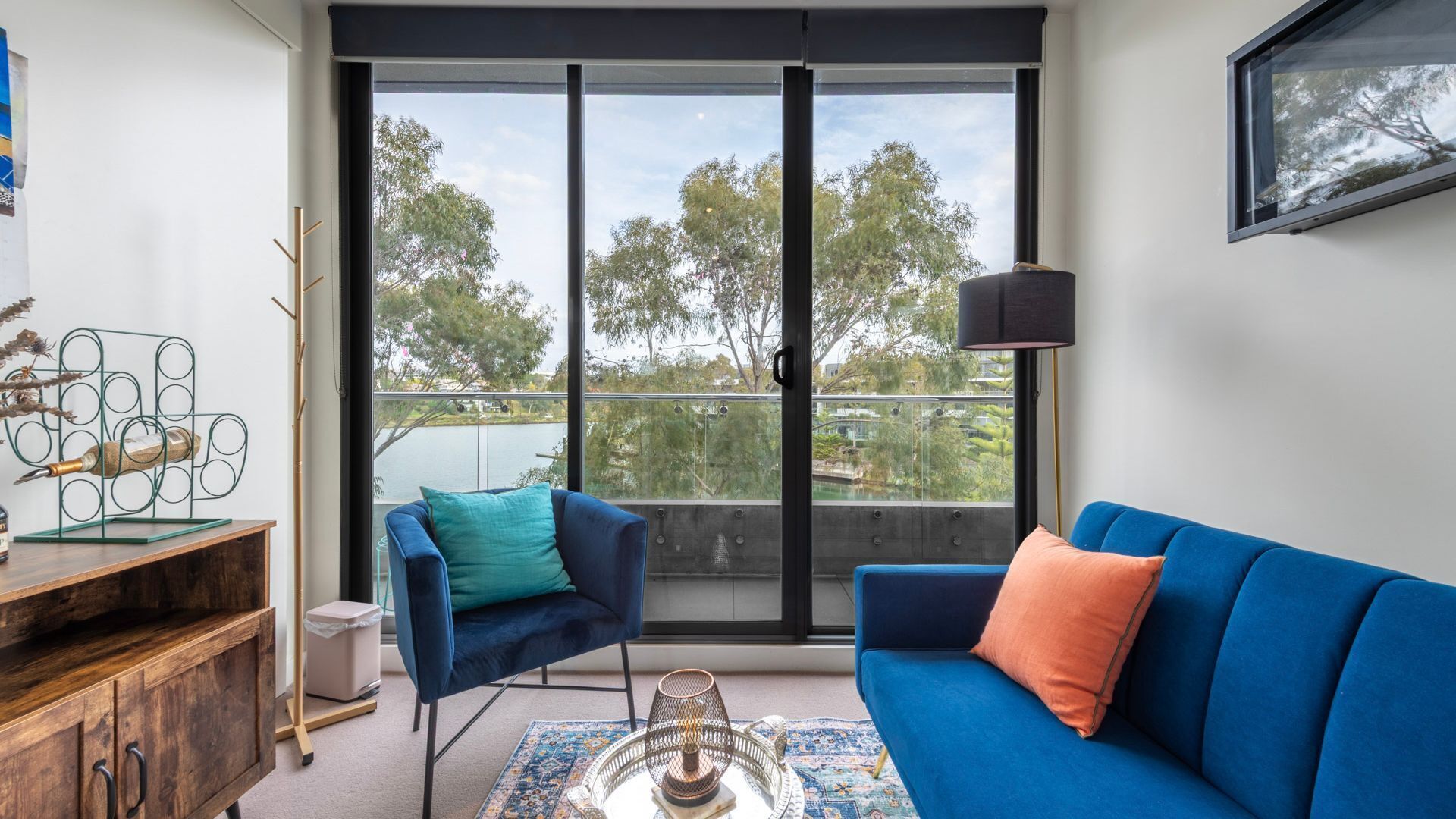 Smart TV, chimenea, estéreo