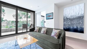 Smart TV, fireplace, stereo - Riverside Retreat by Waters Edge (Maribyrnong)