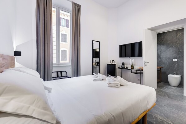 Comfort-dobbeltværelse | Pengeskab på værelset, skrivebord, arbejdsområde til bærbare computere