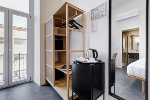 غرفة ديلوكس مزدوجة | خزنة داخل الغرفة ومكتب ومساحة عمل للكمبيوتر المحمول وستائر تعتيم