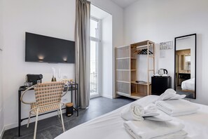 غرفة ديلوكس مزدوجة | خزنة داخل الغرفة ومكتب ومساحة عمل للكمبيوتر المحمول وستائر تعتيم